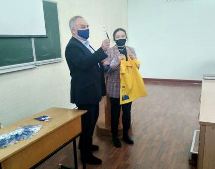 Вручення призів переможцю вікторини від ректора